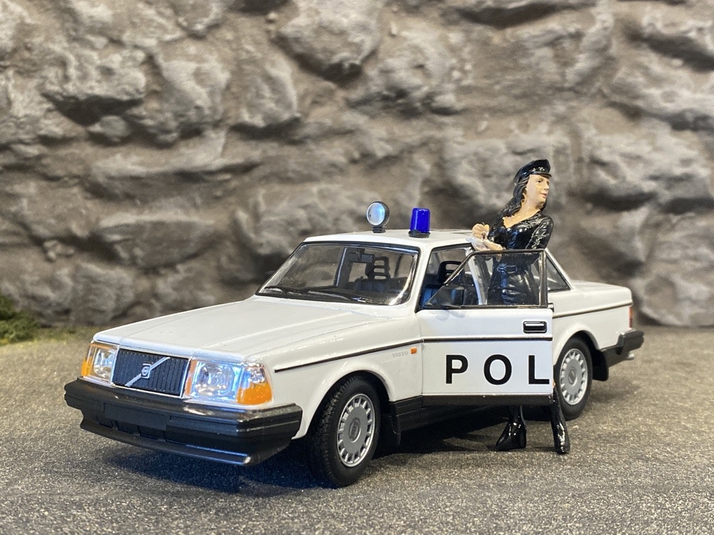 Skala 1/24 Volvo 240 GL, Dansk Politi - Police, white  fr Welly