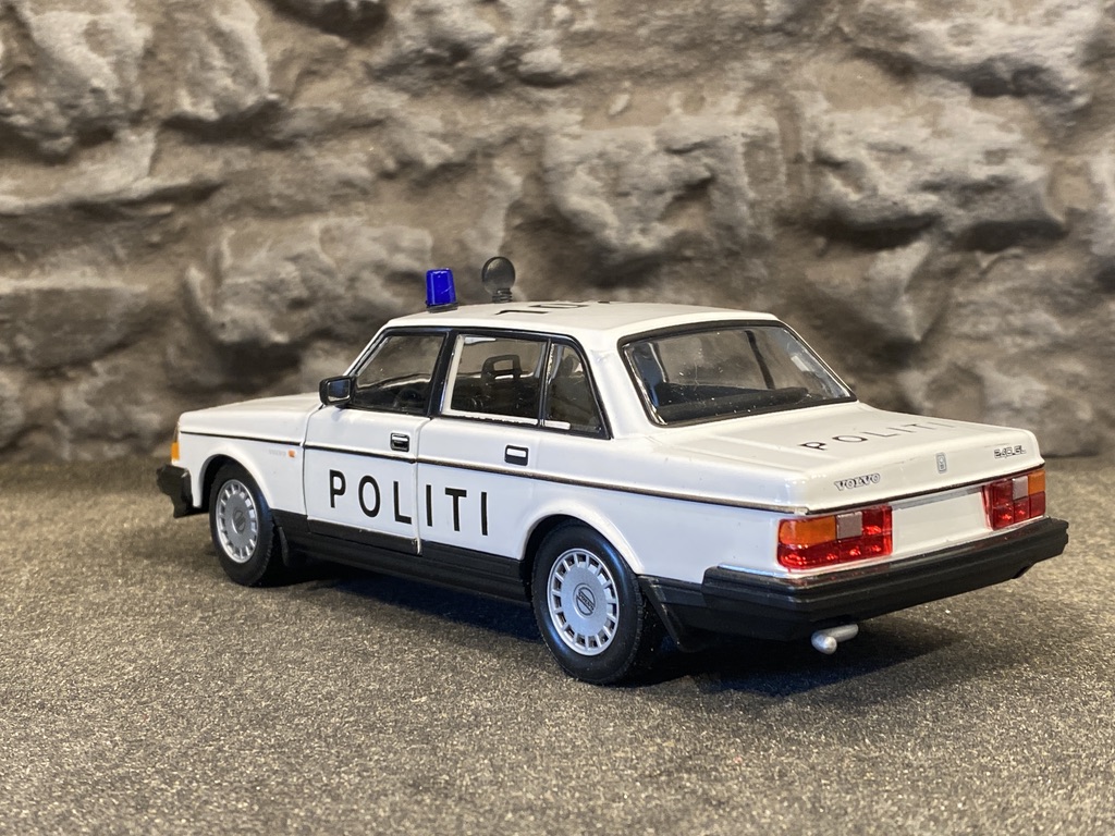 Skala 1/24 Volvo 240 GL, Dansk Politi - Polis, vit  fr Welly