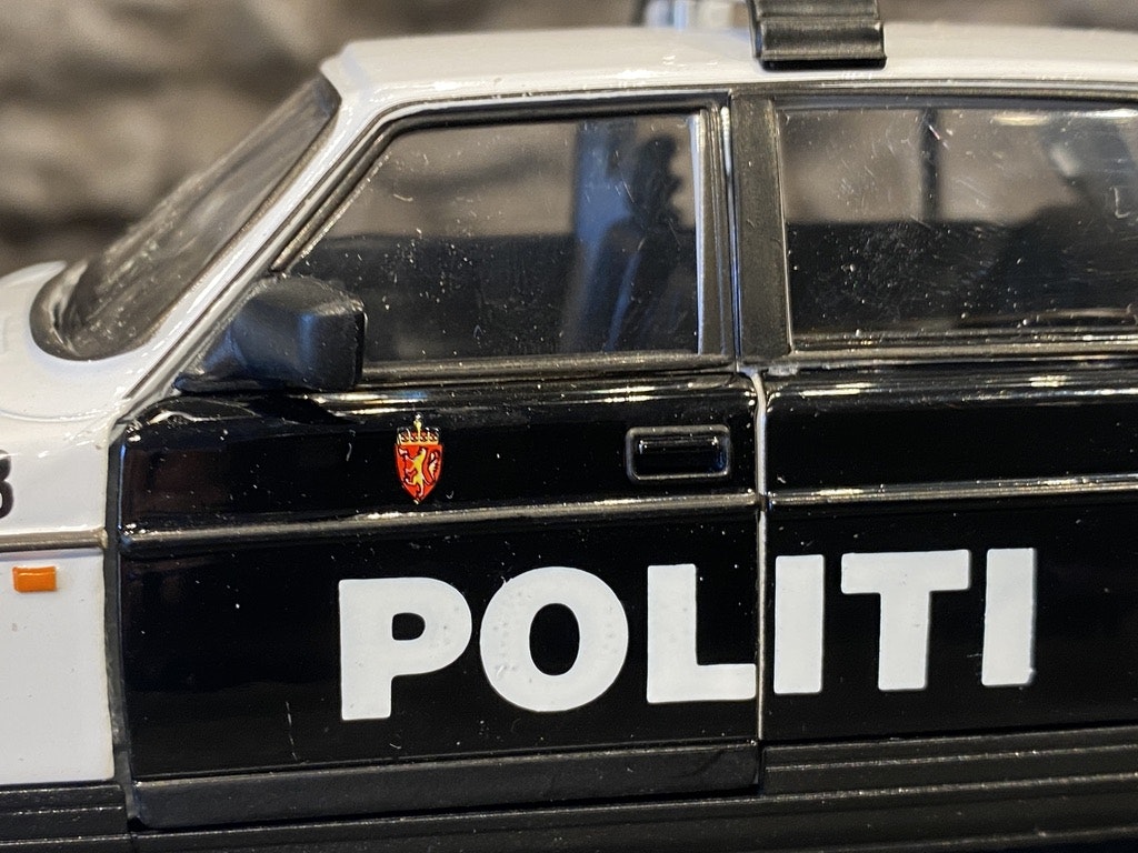 Skala 1/24 Volvo 240 GL, Norsk Politi - Police, Bl/w fr. Welly