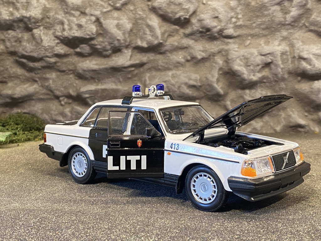 Skala 1/24 Volvo 240 GL, Norsk Politi - Polis, Sv/vit fr. Welly