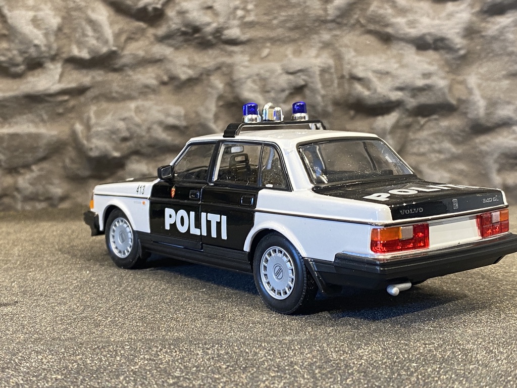 Skala 1/24 Volvo 240 GL, Norsk Politi - Polis, Sv/vit fr. Welly