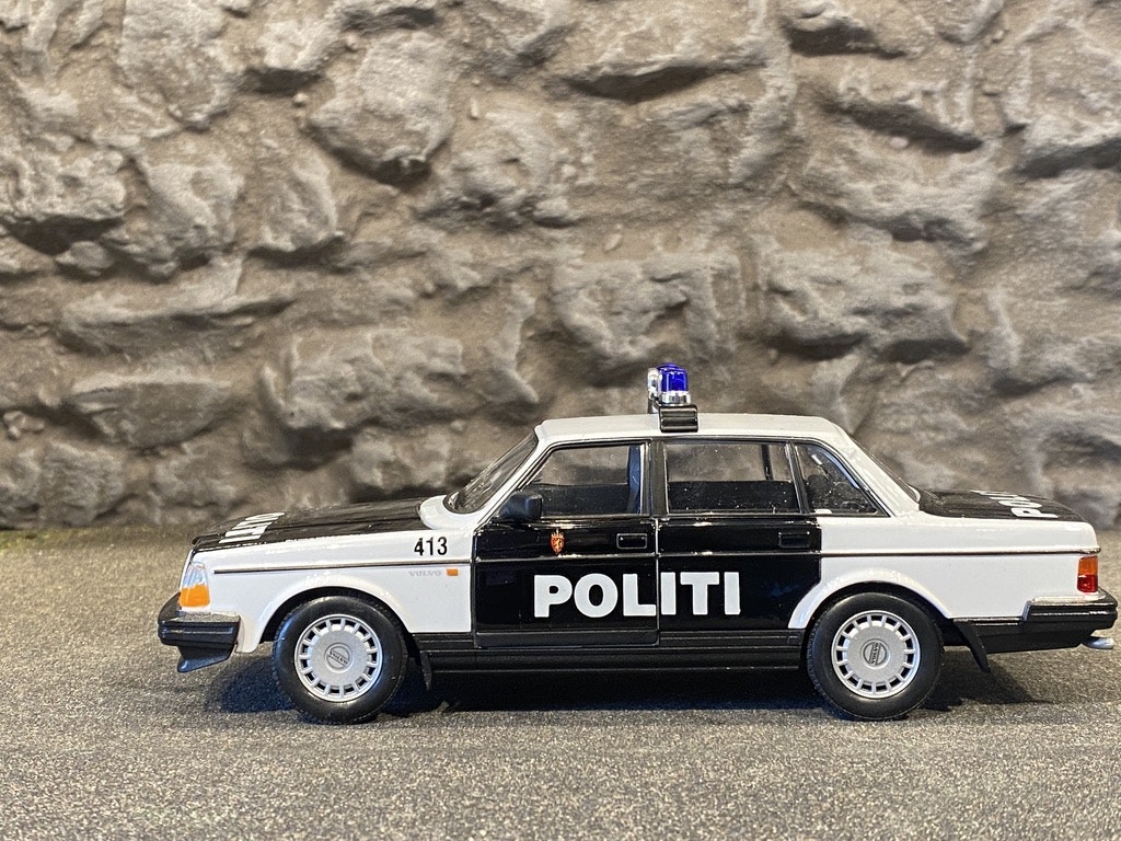 Skala 1/24 Volvo 240 GL, Norsk Politi - Police, Bl/w fr. Welly