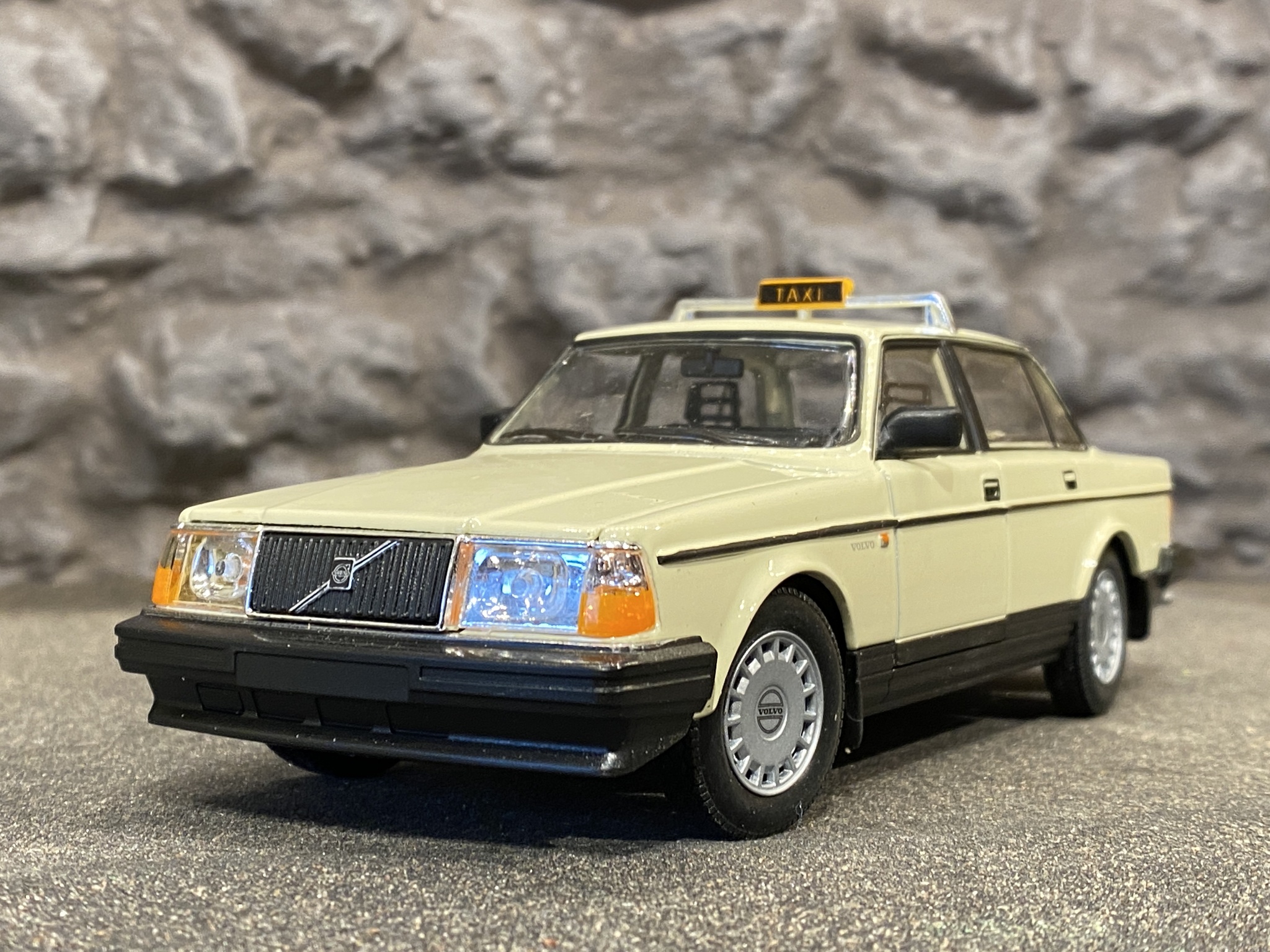 Skala 1/24 Volvo 240 GL, TAXI, ljusgul/beige fr Nex models / Welly