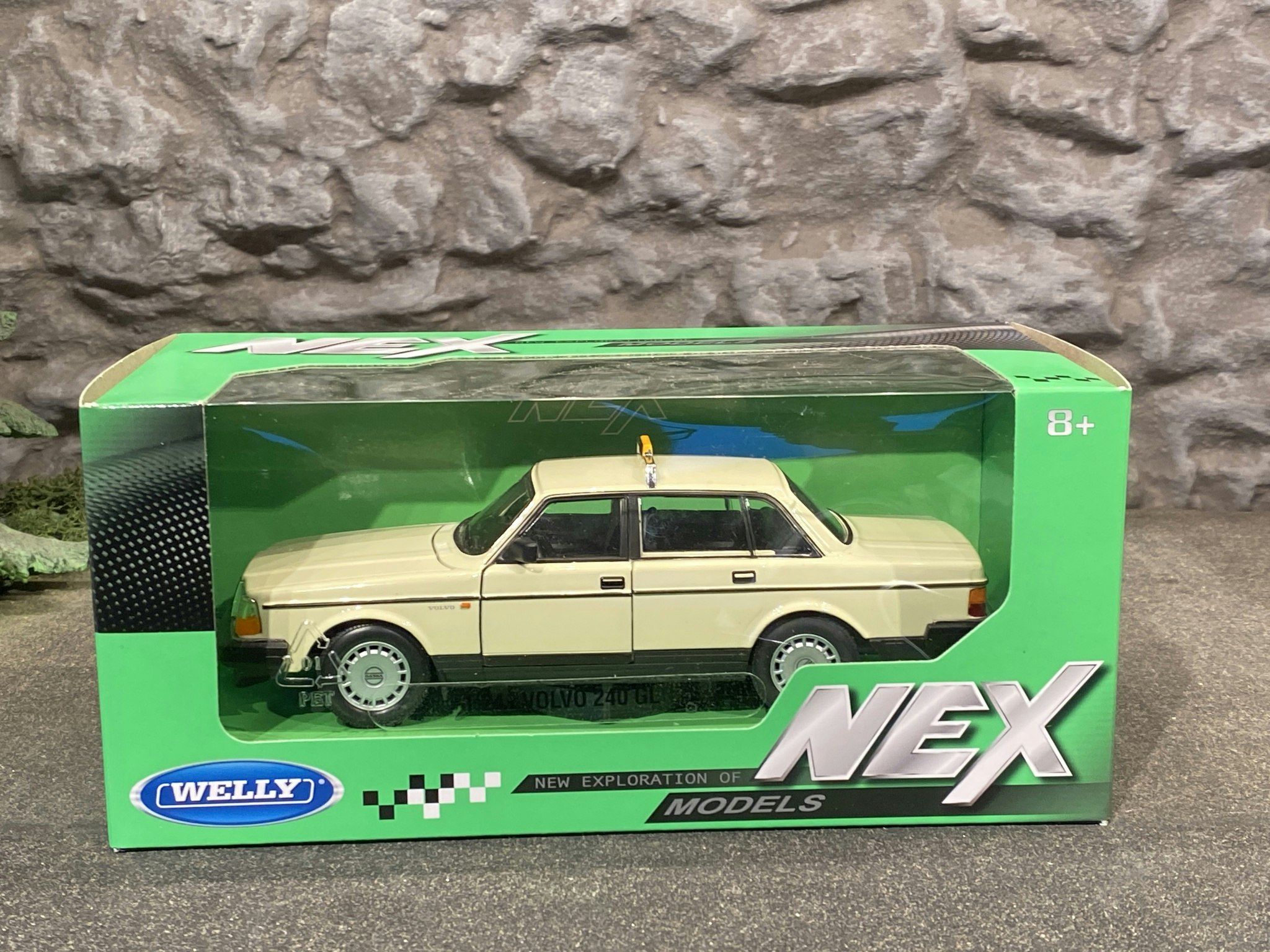 Skala 1/24 Volvo 240 GL, TAXI, ljusgul/beige fr Nex models / Welly