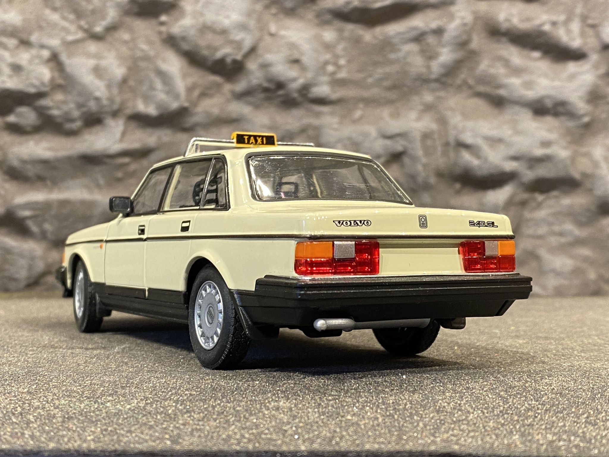 Skala 1/24 Volvo 240 GL, TAXI, ljusgul/beige fr Nex models / Welly