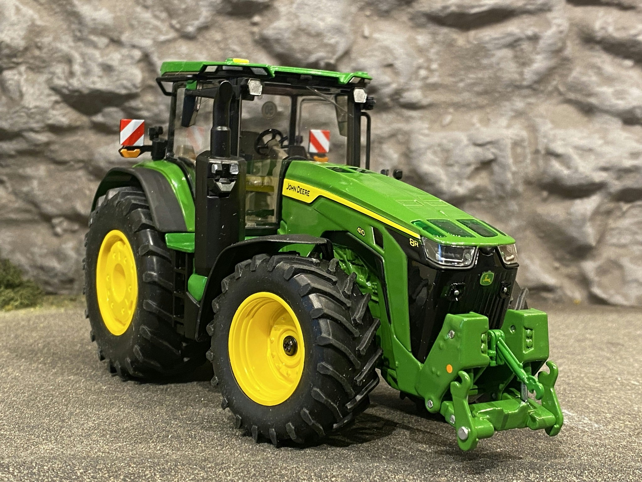 Skala 1/32: John Deere 8R 410 från Wiking