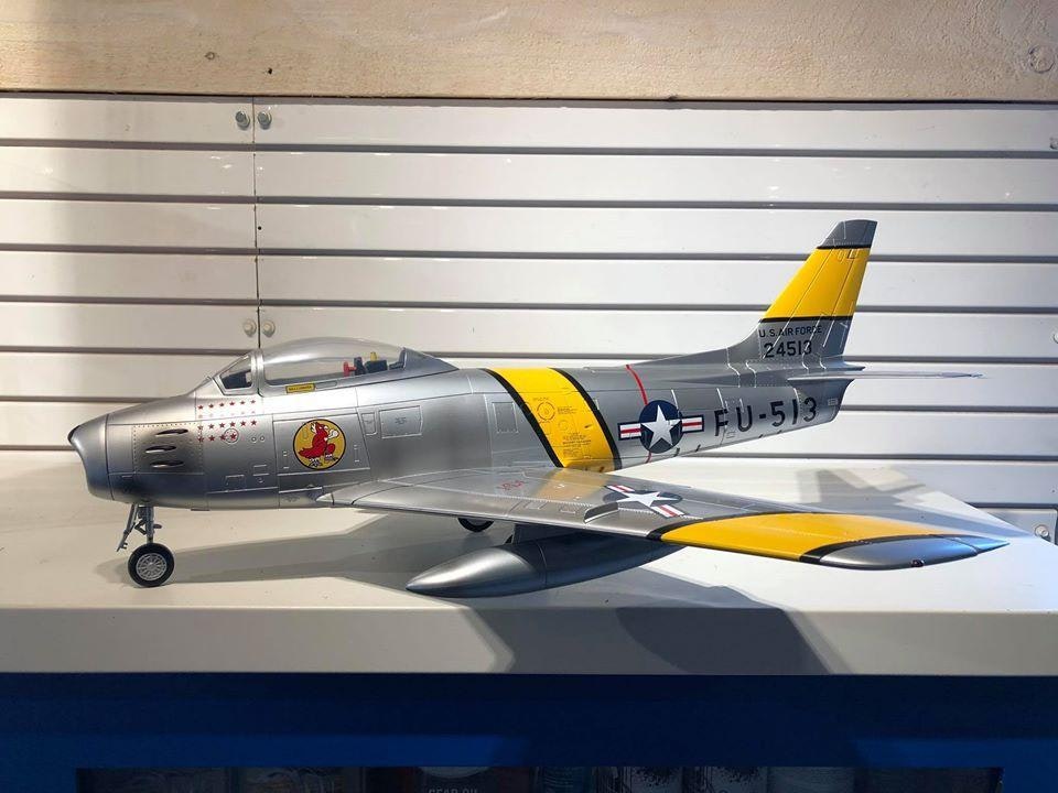 Skala 1/18 Stort, maffigt och snyggt Stridsflygplan F-86 Le Sabre från MERIT