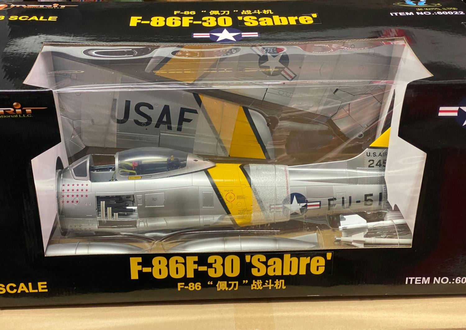 Skala 1/18 Stort, maffigt och snyggt Stridsflygplan F-86 Le Sabre från MERIT