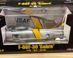 Skala 1/18 Stort, maffigt och snyggt Stridsflygplan F-86 Le Sabre från MERIT