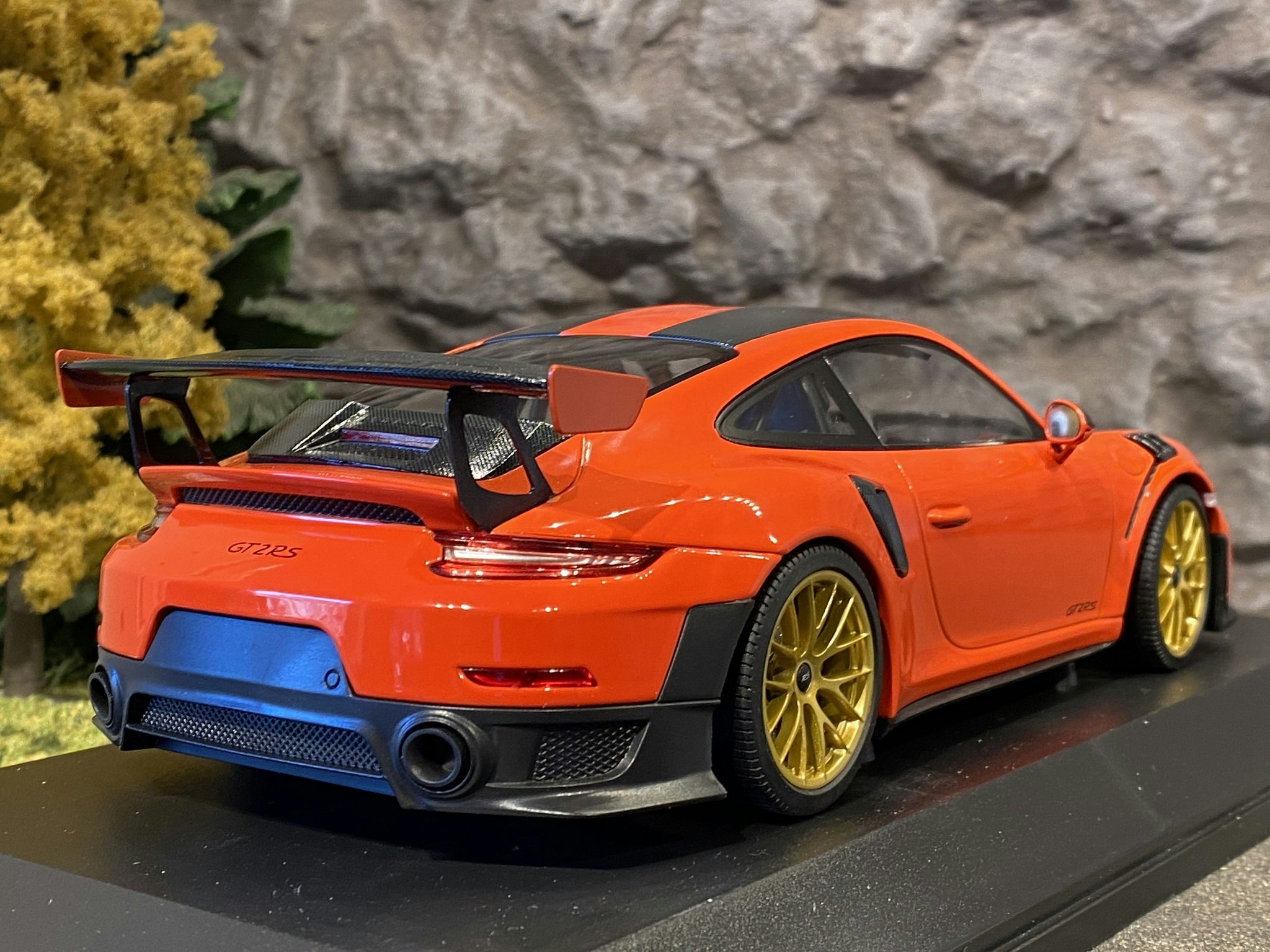 Skala 1/18 Porsche 911 GT2 RS (991.2) 2018, Lawa orange fr Minichamps