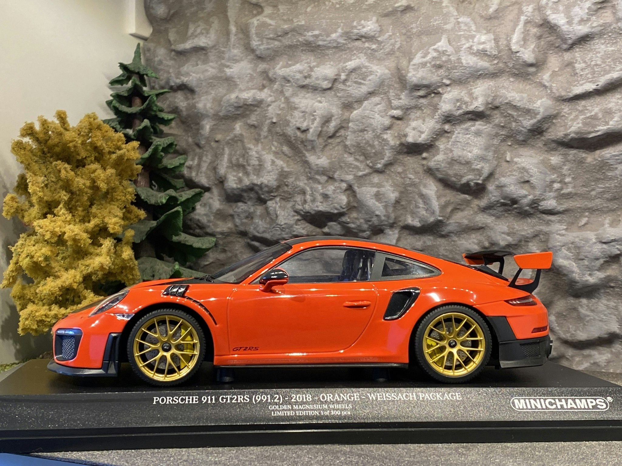 Skala 1/18 Porsche 911 GT2 RS (991.2) 2018, Lawa orange fr Minichamps