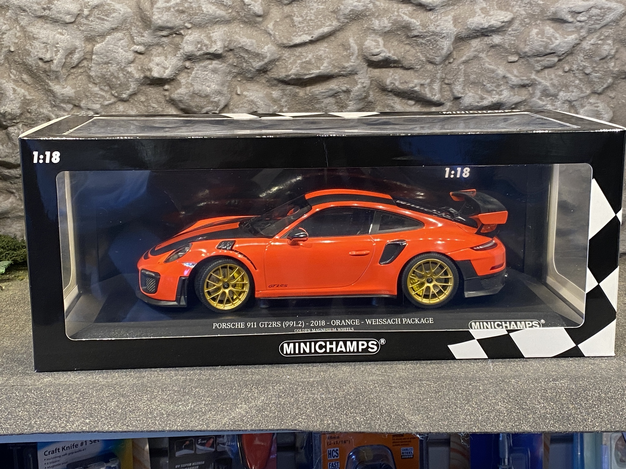 Skala 1/18 Porsche 911 GT2 RS (991.2) 2018, Lawa orange fr Minichamps