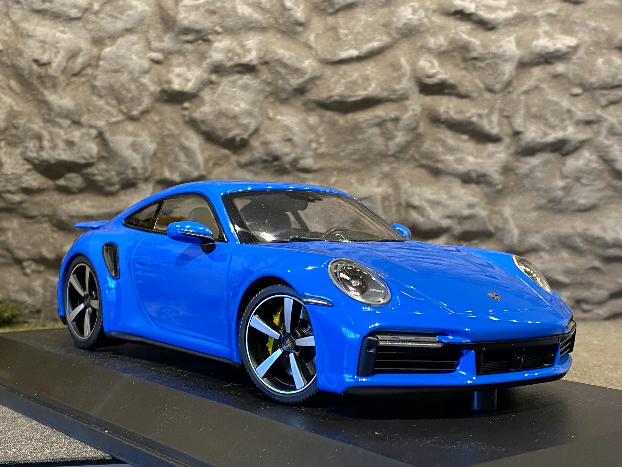 Skala 1/18 Porsche 911 Turbo S 2020, Blå fr Minichamps