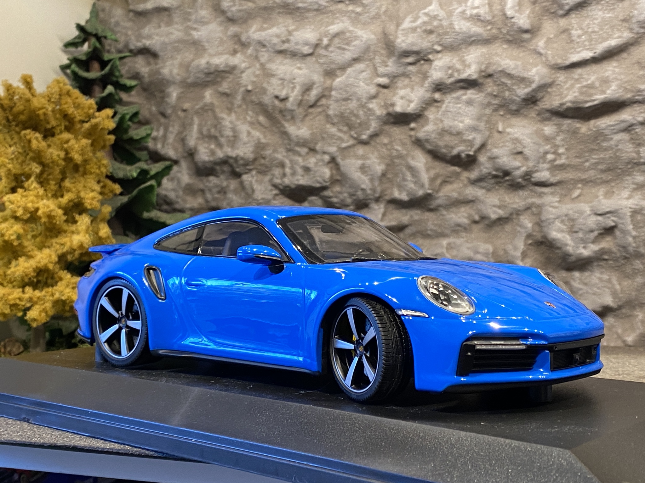 Skala 1/18 Porsche 911 Turbo S 2020, Blå fr Minichamps