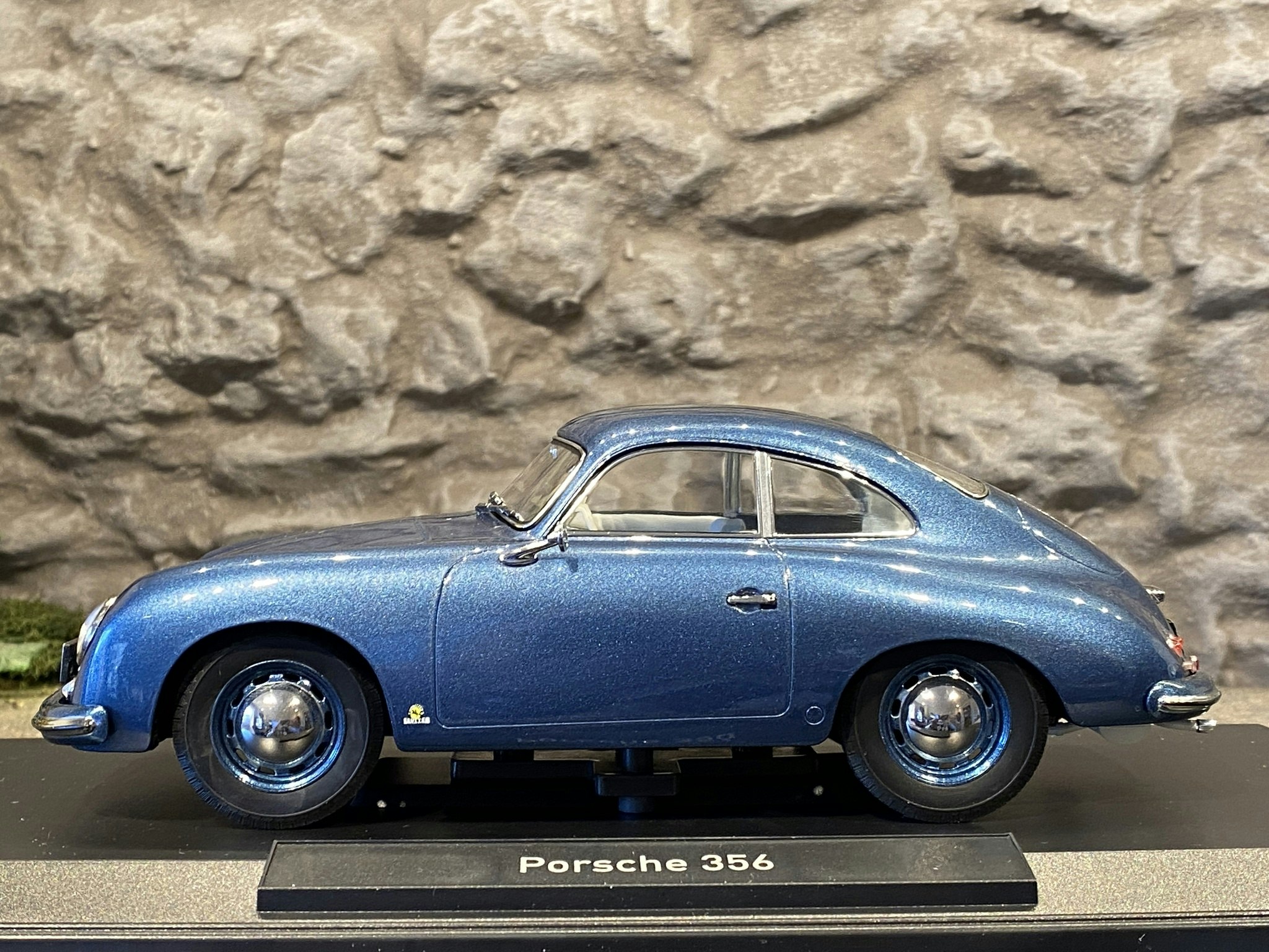 Skala 1/18 PORSCHE 356 - Mörkblå från NOREV