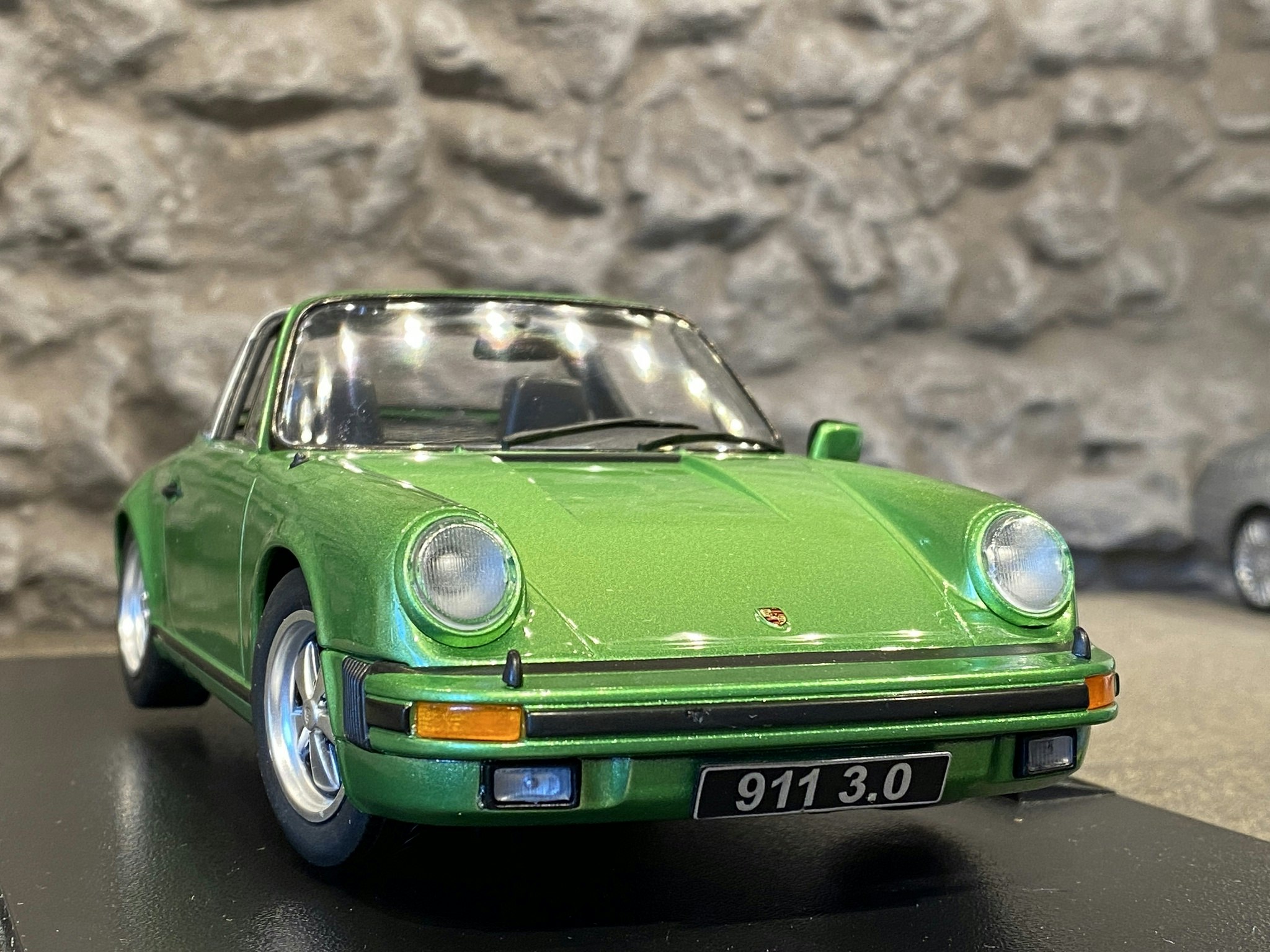 Skala 1/18 PORSCHE 911 SC TARGA  3,0 77' - Grönmetallic från KK-scale