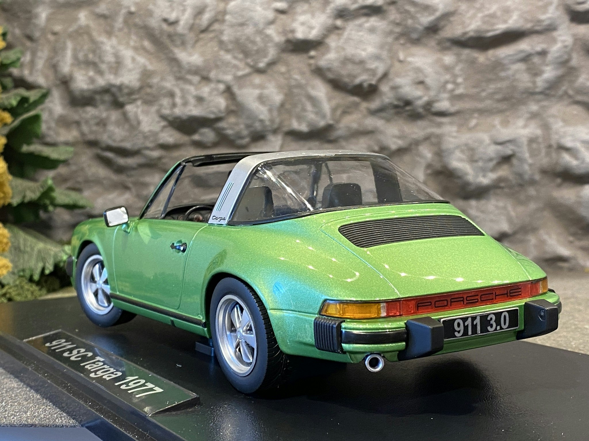 Skala 1/18 PORSCHE 911 SC TARGA  3,0 77' - Grönmetallic från KK-scale