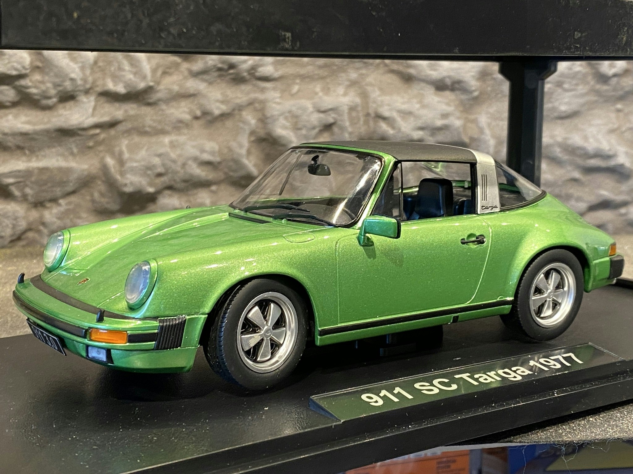 Skala 1/18 PORSCHE 911 SC TARGA  3,0 77' - Grönmetallic från KK-scale