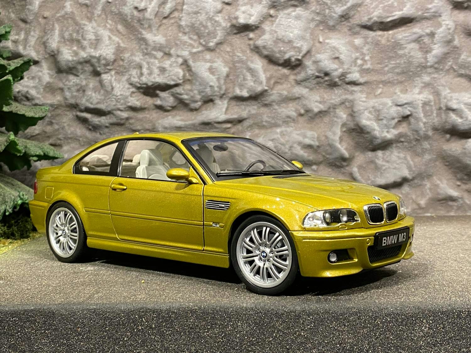 Skala 1/18 BMW M3 (E46 COUPÉ) Guldmetallic fr. SOLIDO