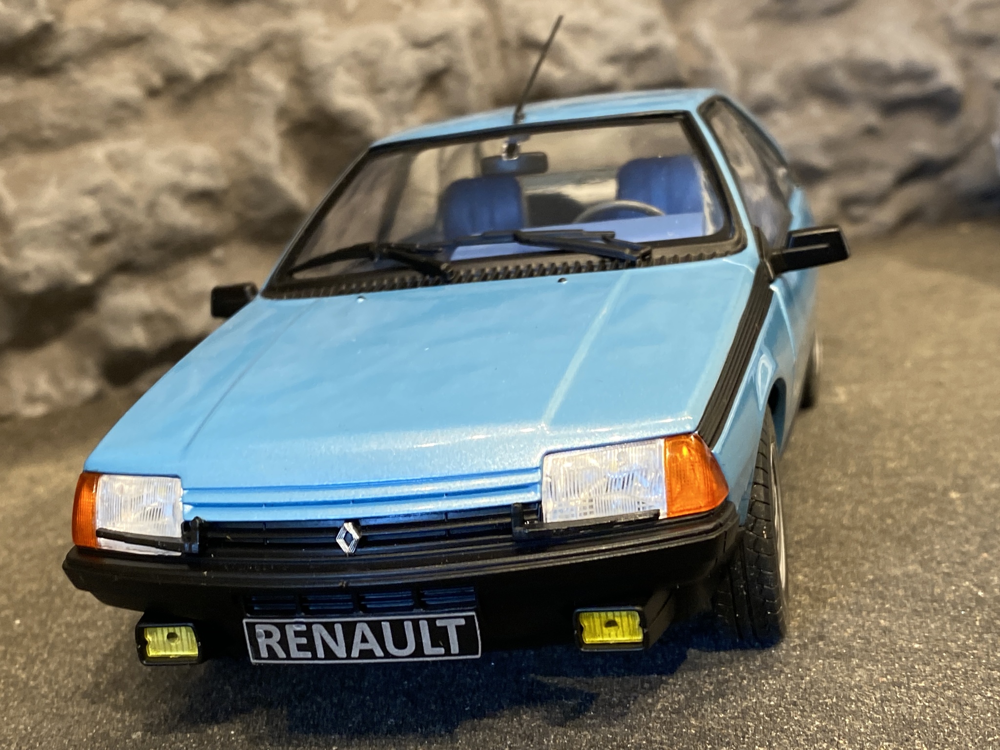 Skala 1/18 Ljuvlig Renault Fuego GTS 1980' från Solido