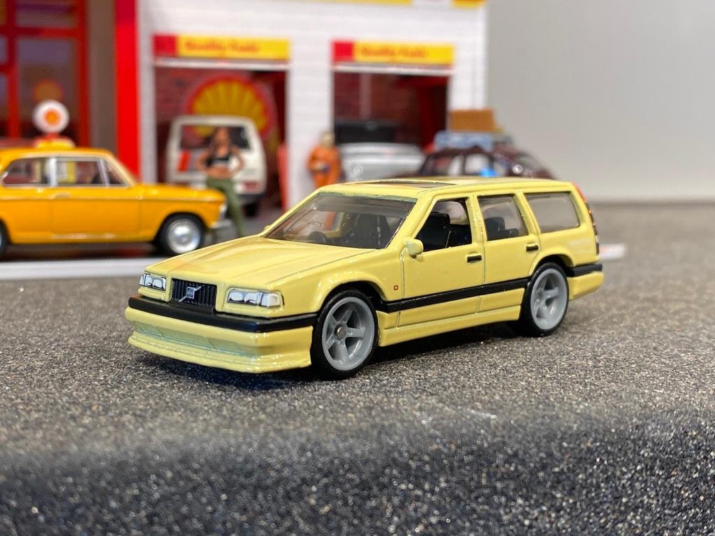 Skala 1/64 Hot Wheels Premium, Car Culture, VOLVO 850 Estate T5-R T-Gul (855)