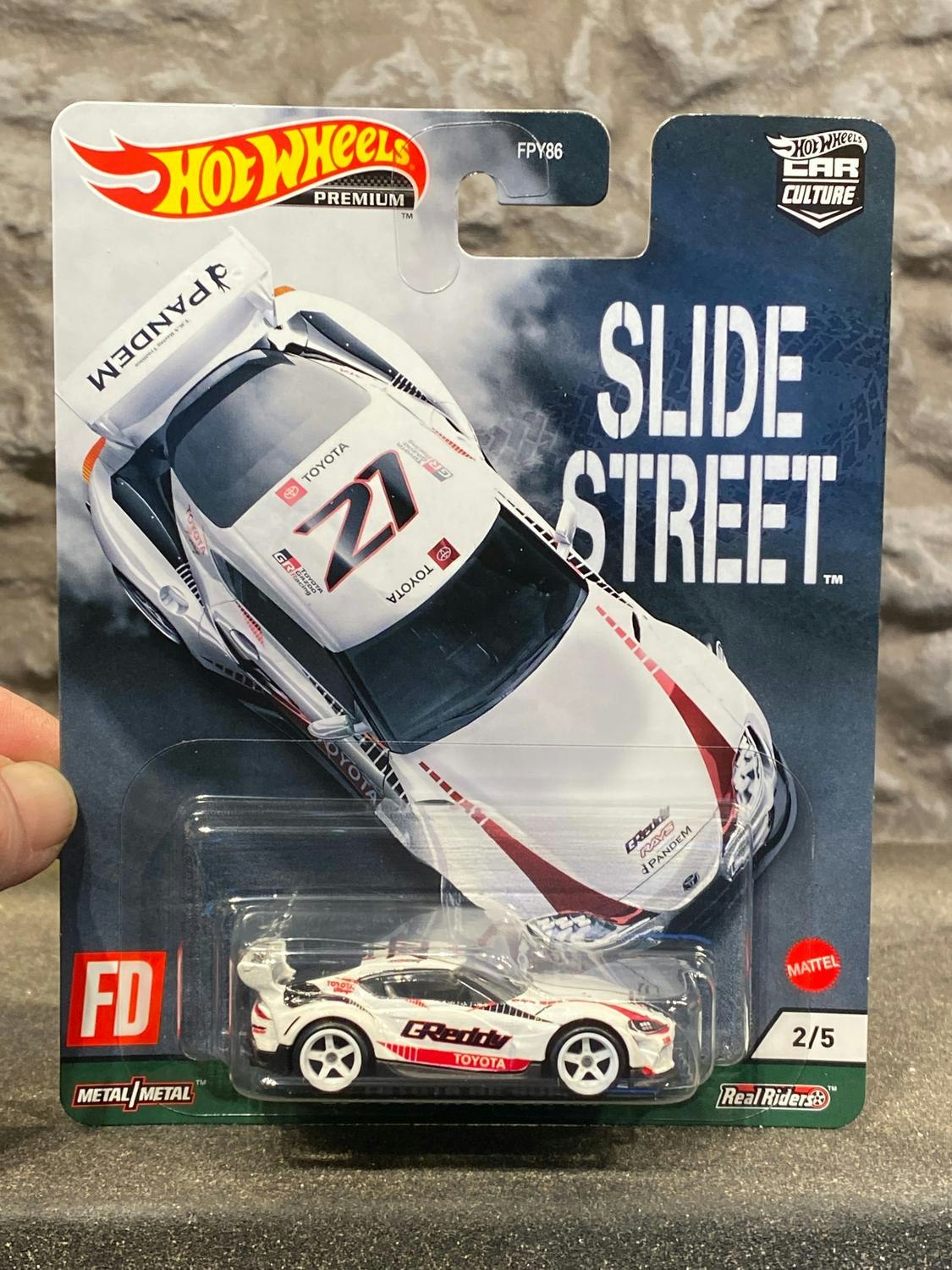 Skala 1/64 Hot Wheels Premium, Slide Street, TOYOTA GR SUPRA (2020)