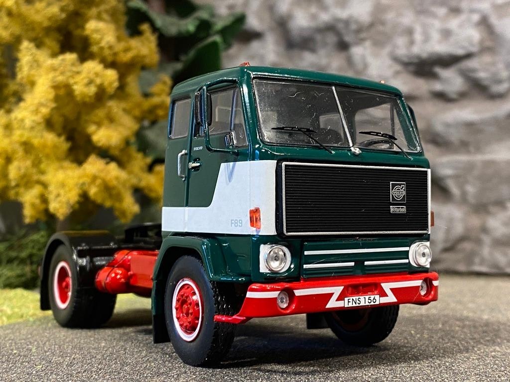 Skala 1/43 NYHET! Volvo F89 1970', vit/grön/röd fr IXO Models