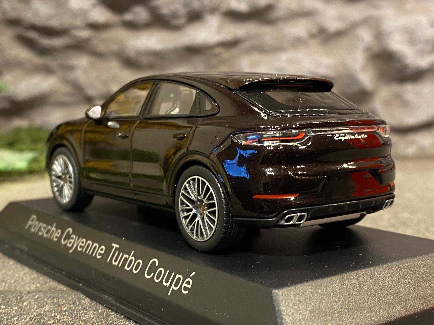 Skala 1/43 - 2019 Porsche Cayenne Turbo Coupé, Brun metallic, från NOREV