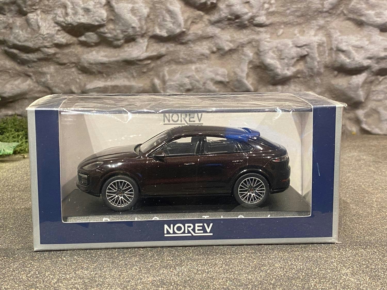 Skala 1/43 - 2019 Porsche Cayenne Turbo Coupé, Brun metallic, från NOREV