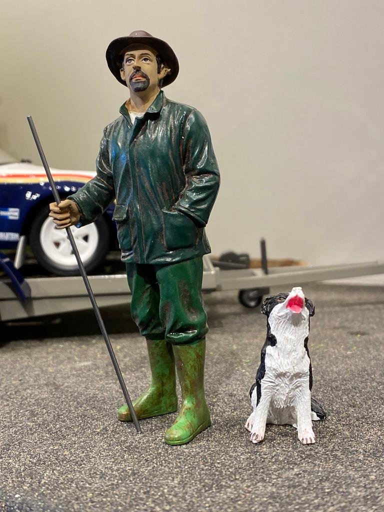 Skala 1/18 Patrick med sin hund har just parkerat Land Rovern - American Diorama