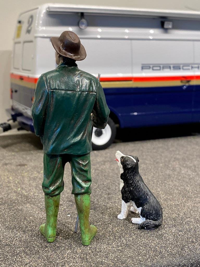 Skala 1/18 Patrick med sin hund har just parkerat Land Rovern - American Diorama