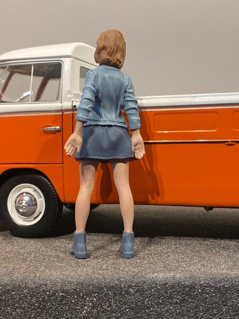 Skala 1/18 Siri lutar sig mot bilen - American Diorama