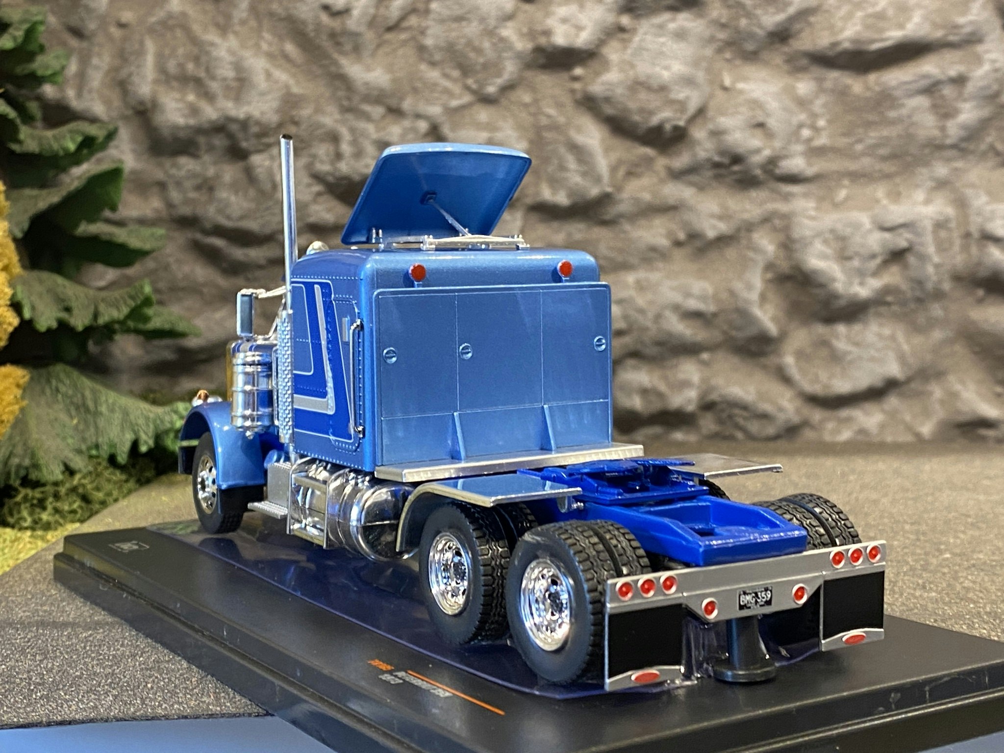 Inkommer åter inom kort. Skala 1/43 Nyhet! Peterbilt 359 1973' blå fr IXO Models