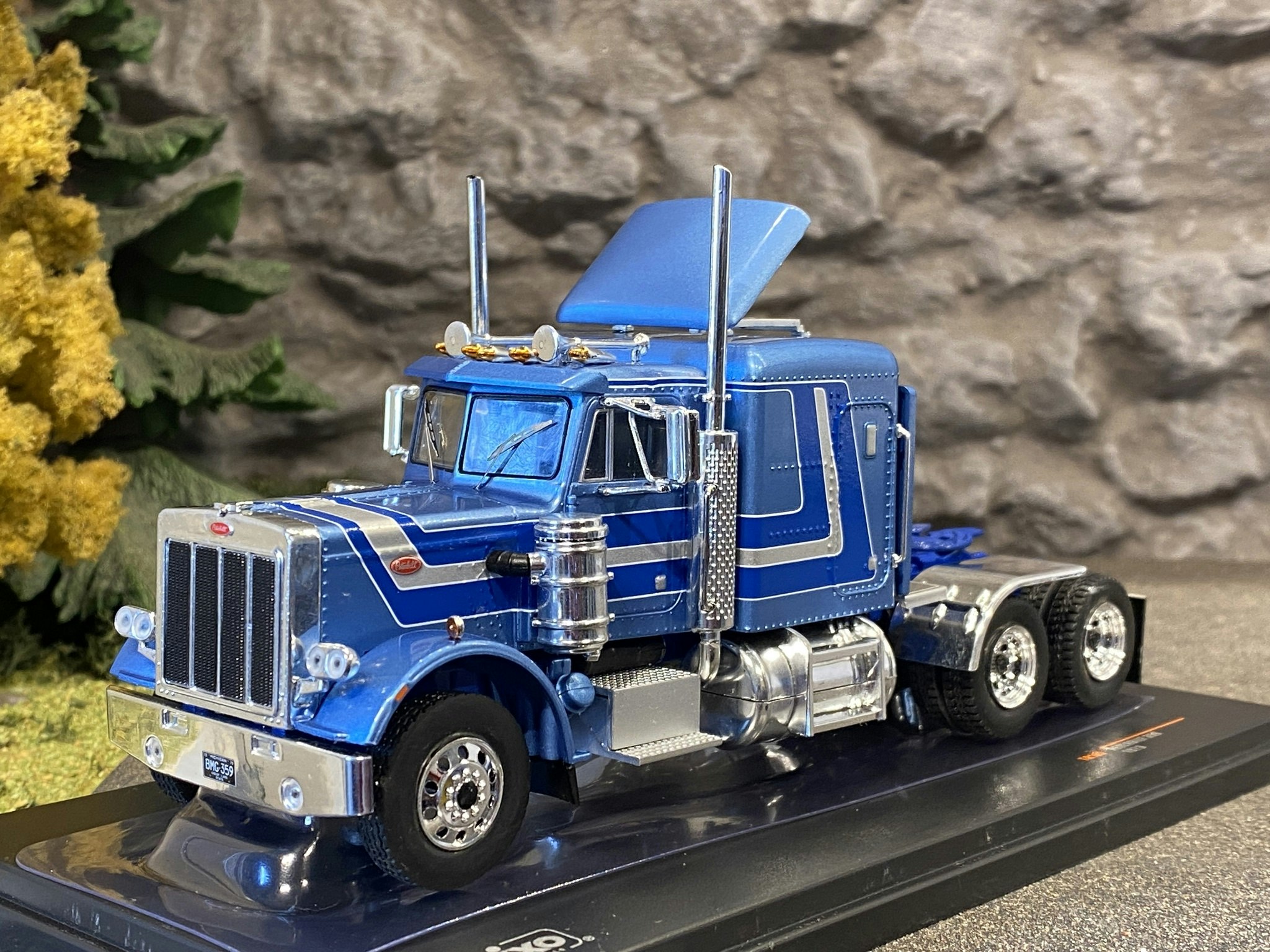 Inkommer åter inom kort. Skala 1/43 Nyhet! Peterbilt 359 1973' blå fr IXO Models