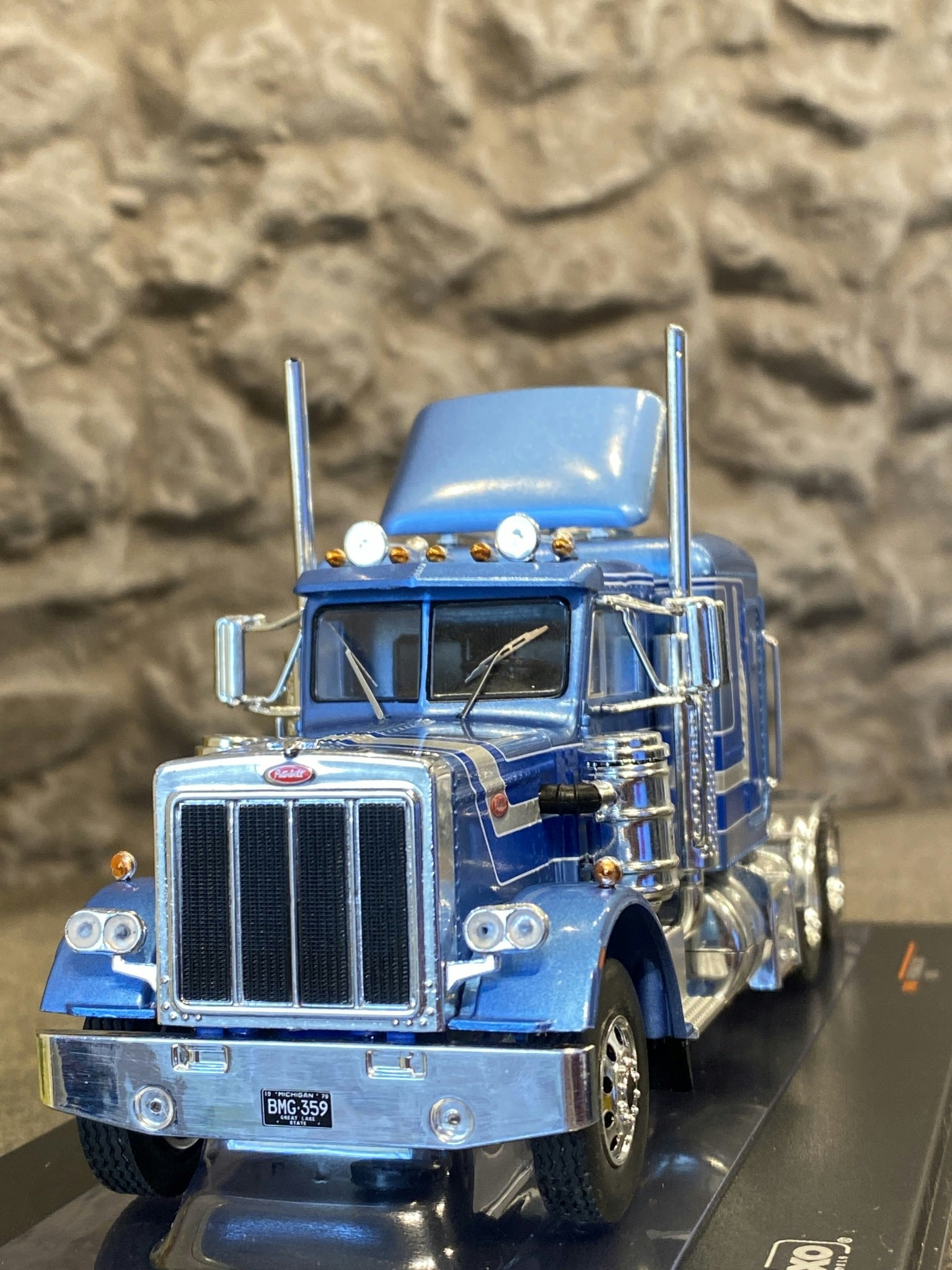 Inkommer åter inom kort. Skala 1/43 Nyhet! Peterbilt 359 1973' blå fr IXO Models