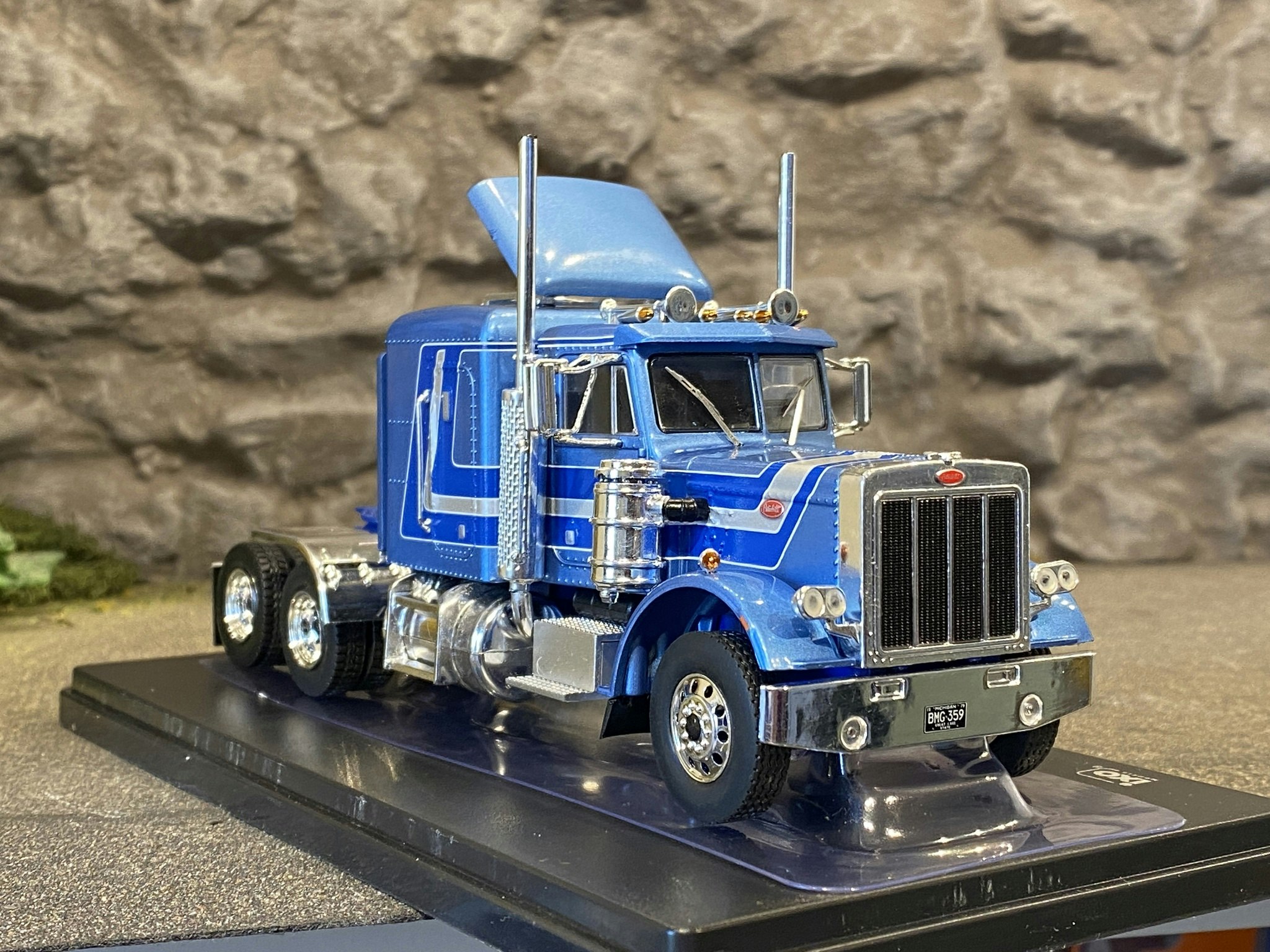 Inkommer åter inom kort. Skala 1/43 Nyhet! Peterbilt 359 1973' blå fr IXO Models