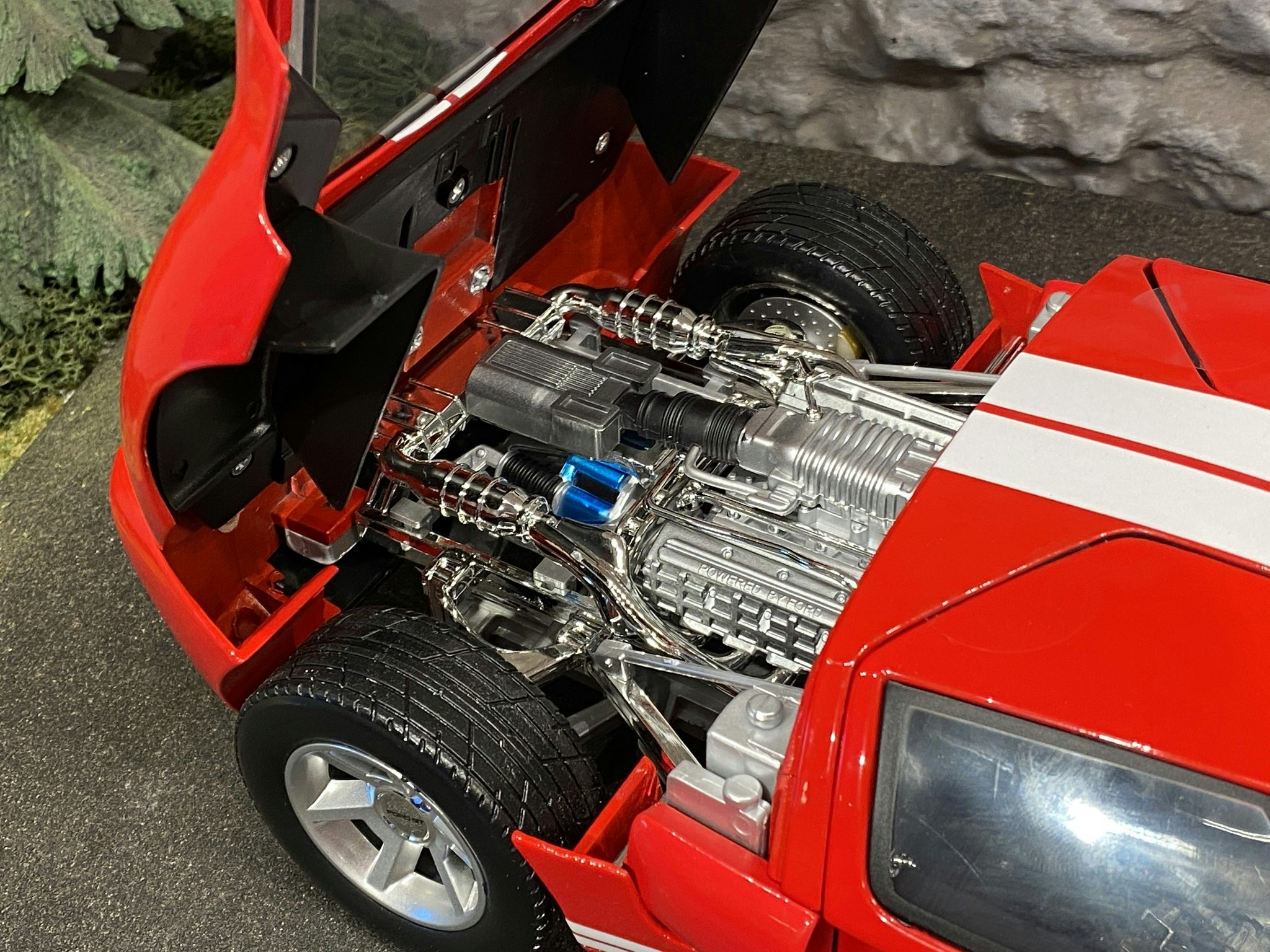 Skala 1/12 Stor & tung Ford GT Concept, Röd m vita stripes fr MotorMax