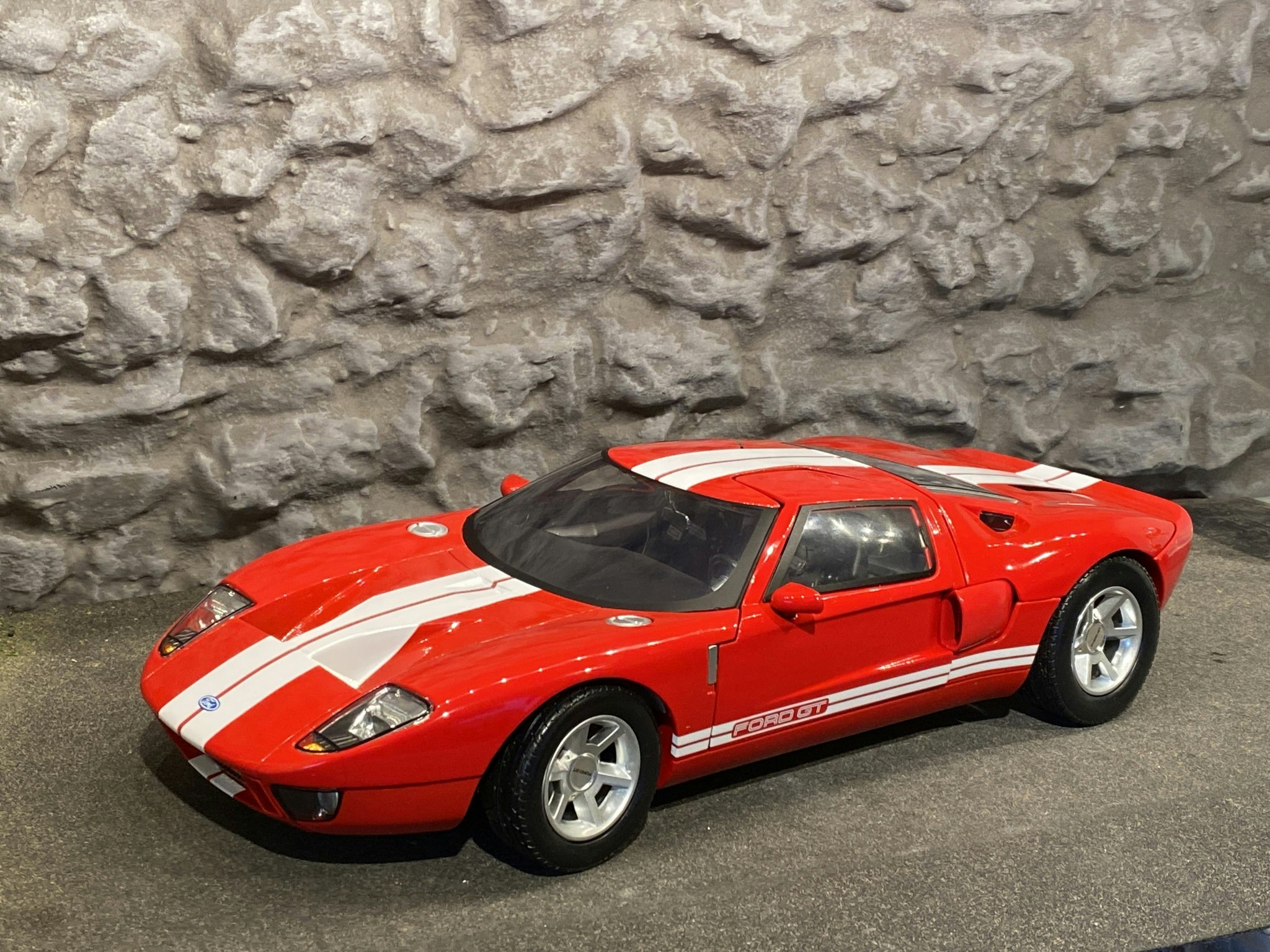 Skala 1/12 Stor & tung Ford GT Concept, Röd m vita stripes fr MotorMax