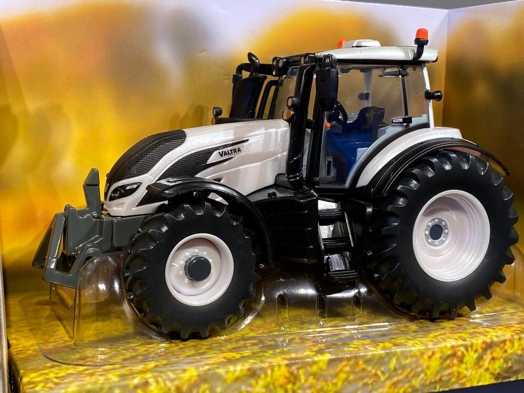 Skala 1/32 Britains Traktor Valtra TZ54V