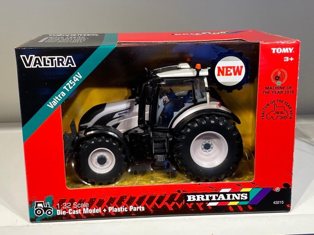 Skala 1/32 Britains Traktor Valtra TZ54V