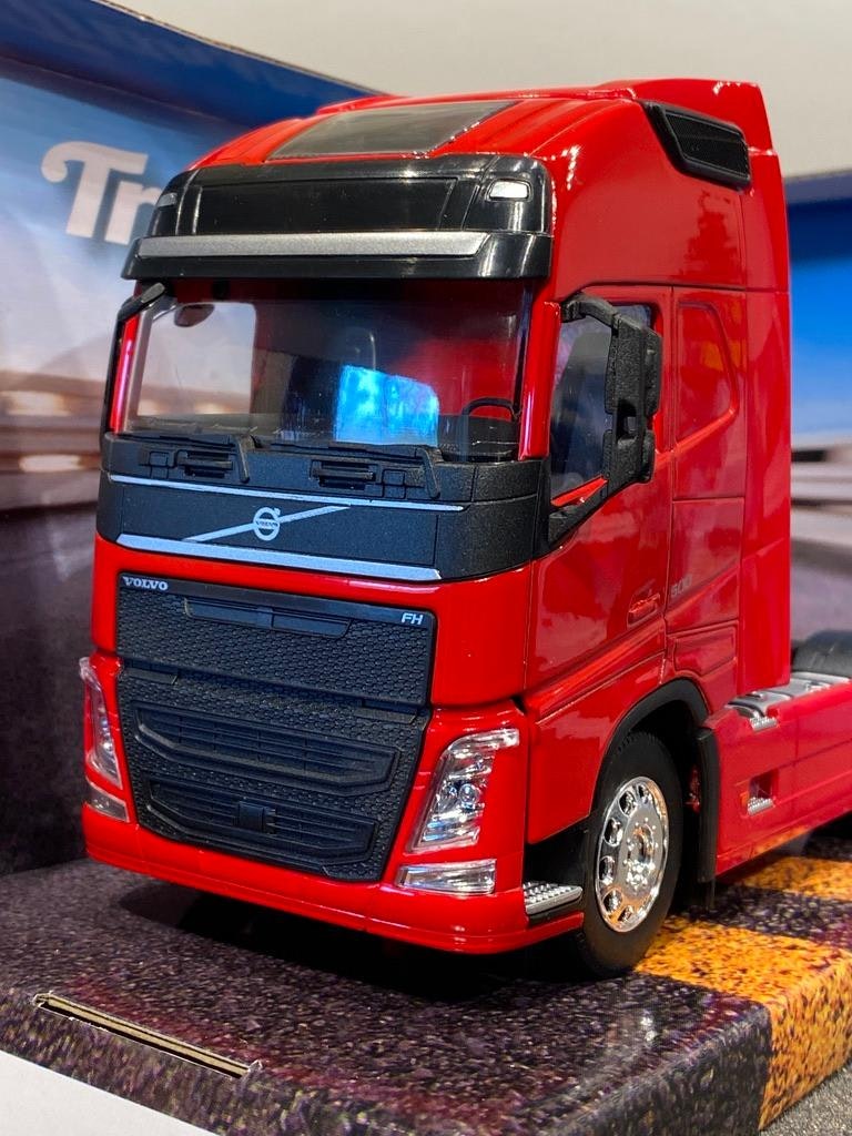 Skala 1/32 WELLY Transporter VOLVO FH Röd