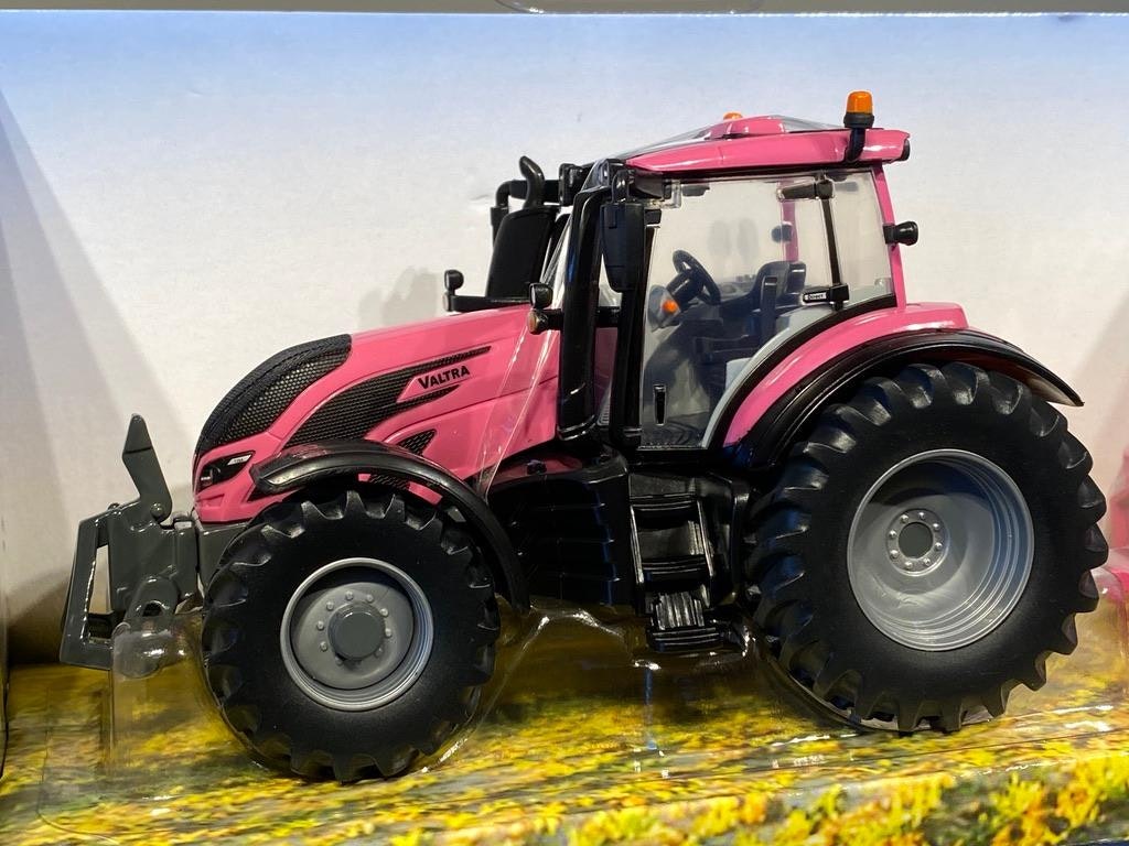 Skala 1/32 Britains Traktor Valtra TZ54 med baklyft och två rundbalar, allt i rosa.