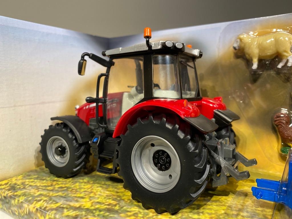 Skala 1/32 Britains Traktor Massey Ferguson 561Z med baklyft och två rundbalar och kreatur