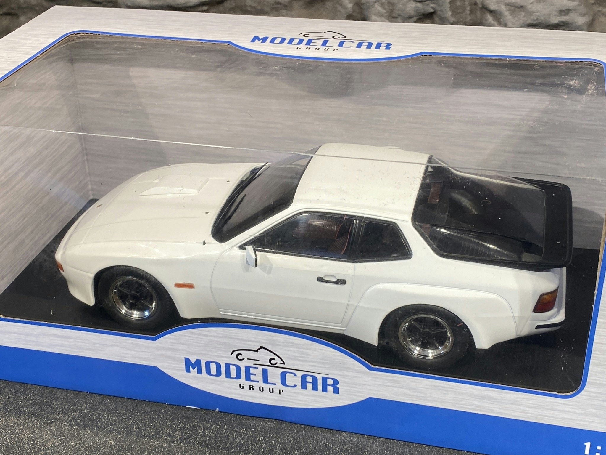 Skala 1/18 PORSCHE 924 Carrera GT 1981´ Vit, från MCG