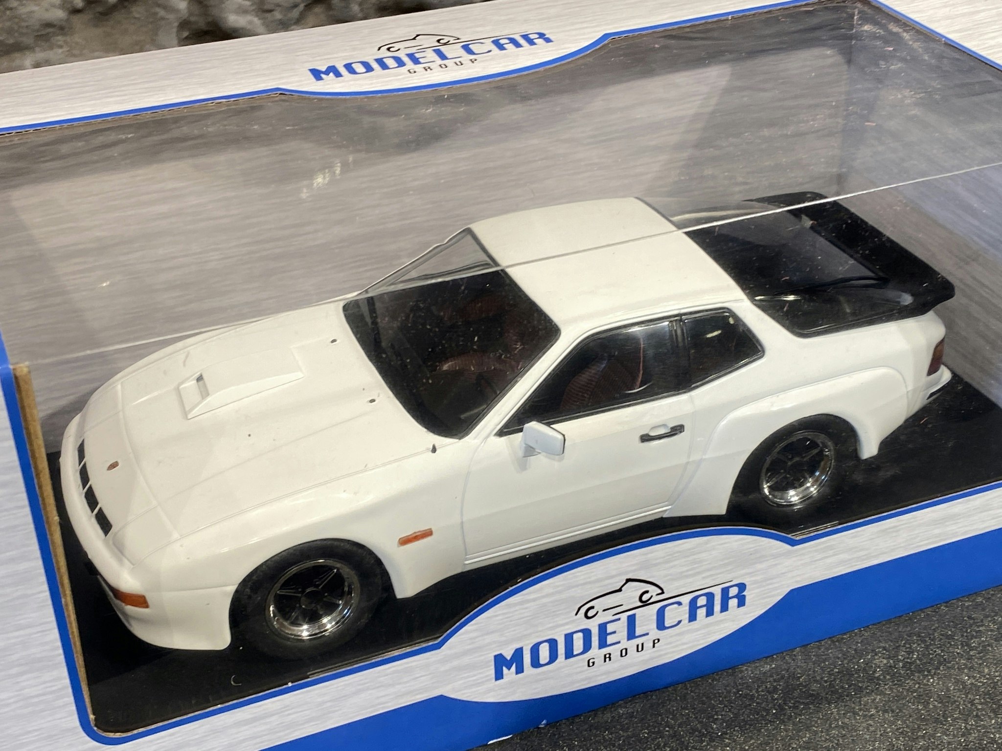 Skala 1/18 PORSCHE 924 Carrera GT 1981´ Vit, från MCG