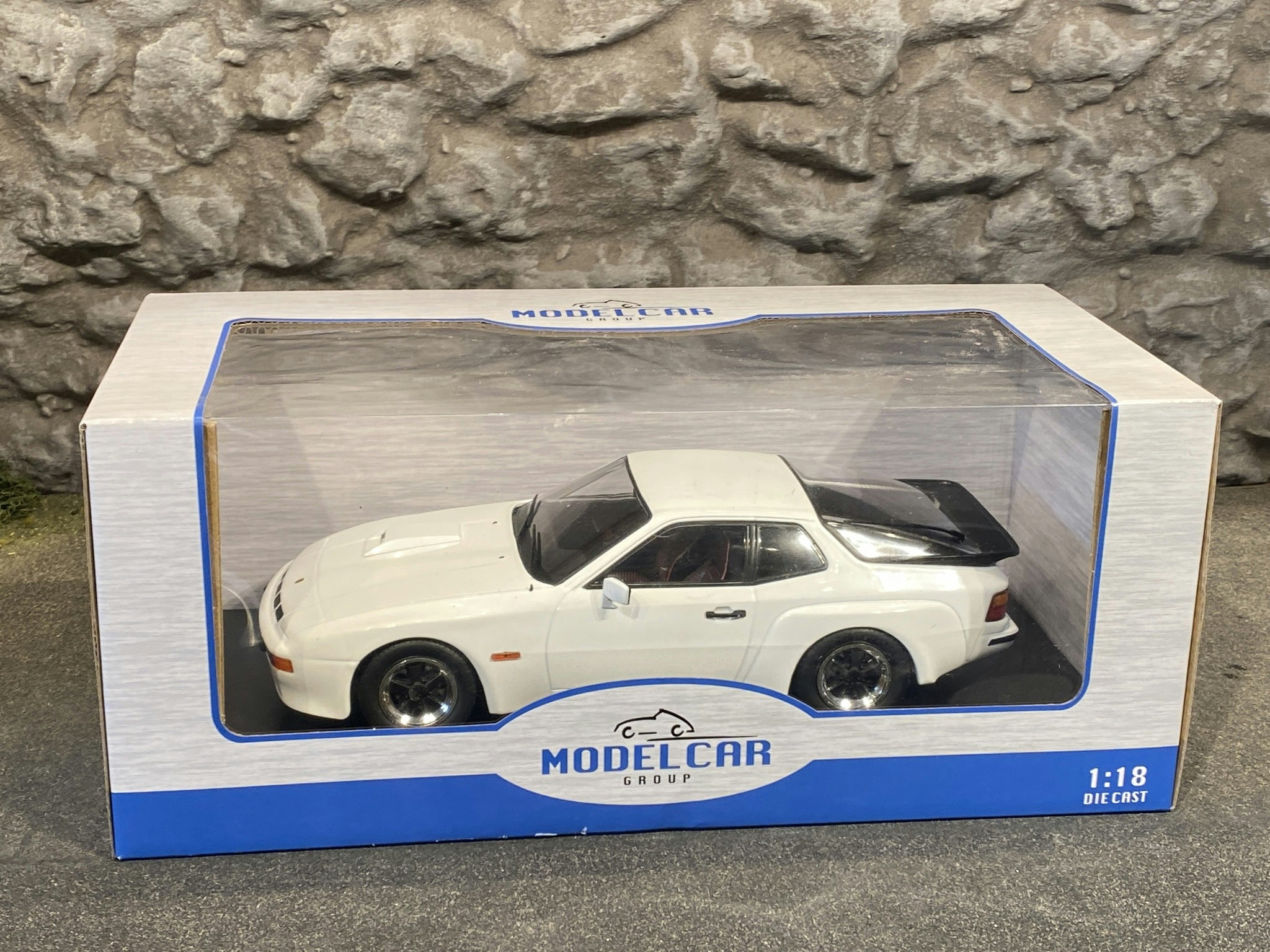 Skala 1/18 PORSCHE 924 Carrera GT 1981´ Vit, från MCG