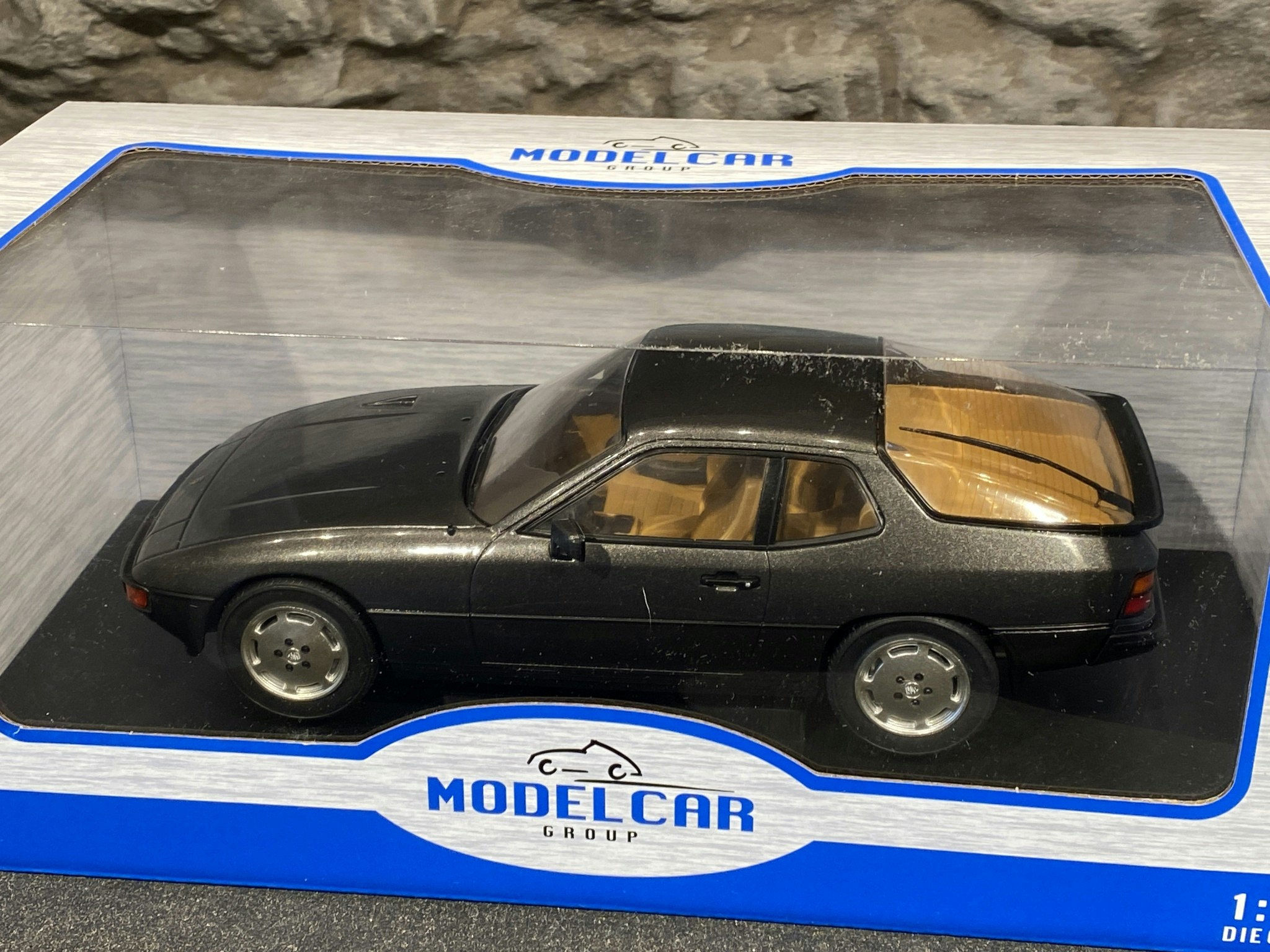 Skala 1/18 PORSCHE 924 Turbo, 79´, Mörkgrå från MCG