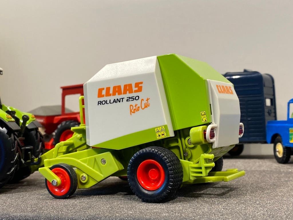 Skala 1/32 Herpa Traktor Claas Arion 540 med Rollant 250 Balmaskin RotoCut & Bal