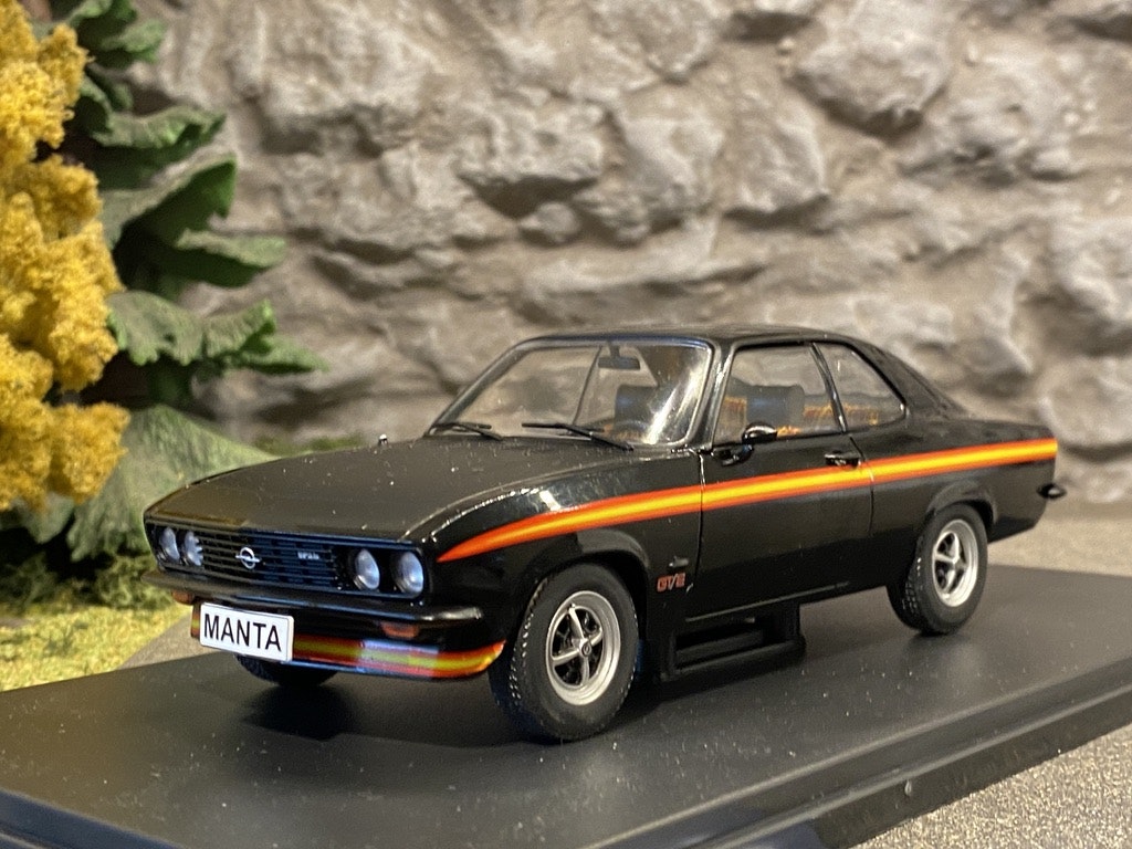 Skala 1/24 Opel Manta A, Svart med stripes WhiteBox