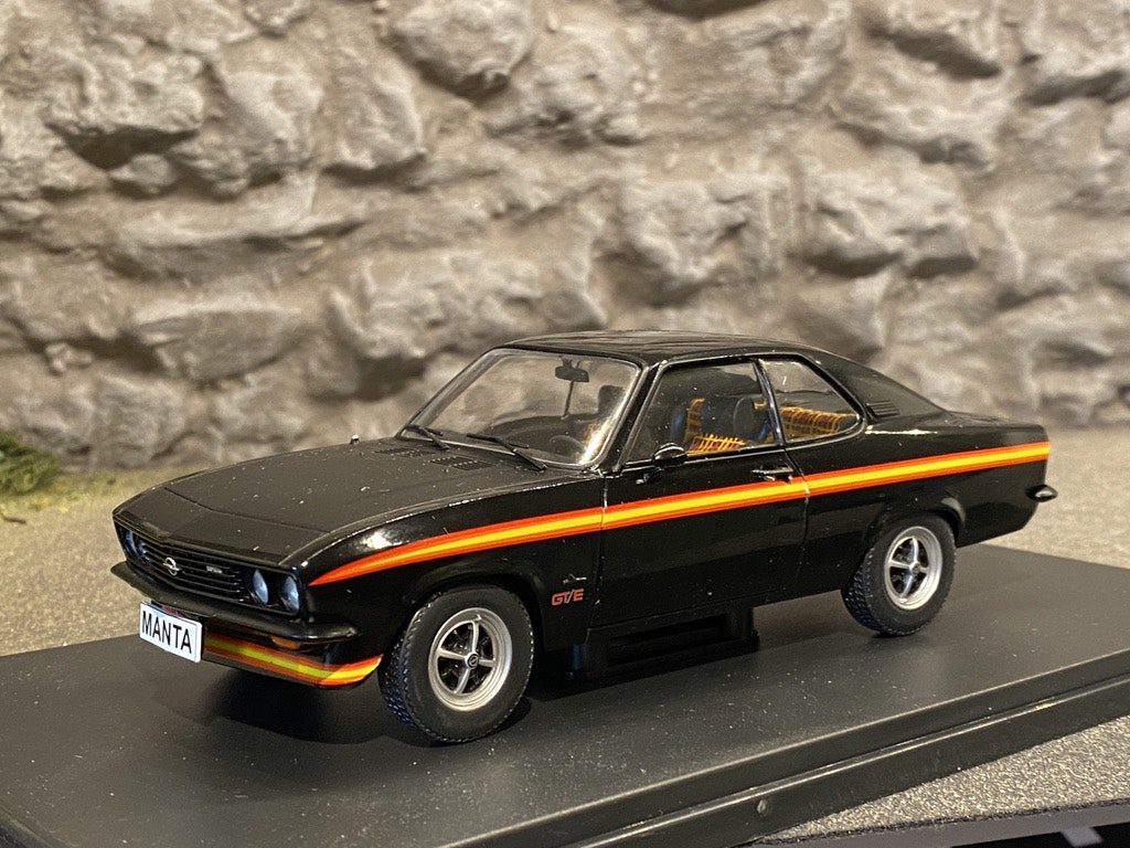 Skala 1/24 Opel Manta A, Svart med stripes WhiteBox